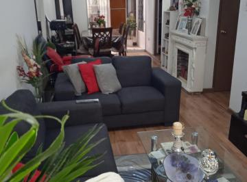 Se Vende Lindo Flat Zona Tranquila y con Rejas
