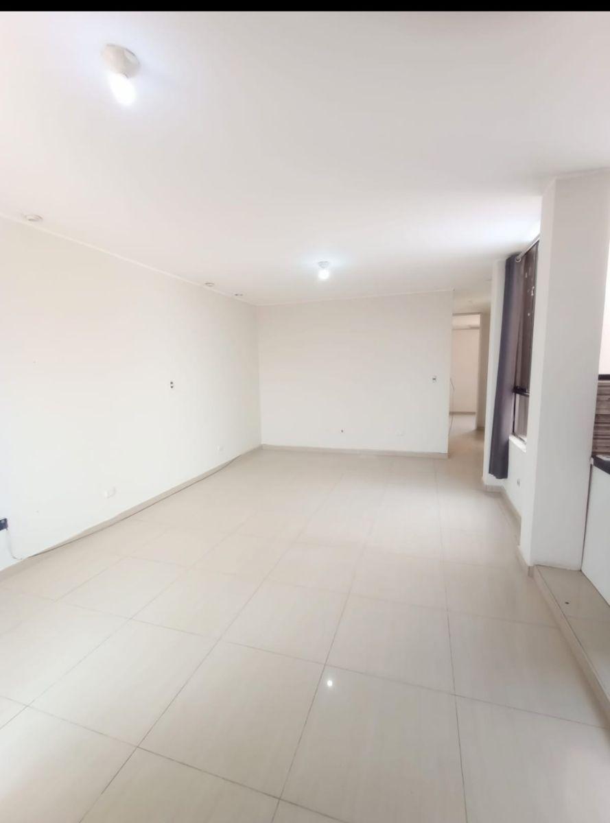Vendo Departamento en 3er Piso con Escalera Independiente de 97.5 m²