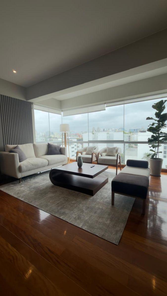 Se Vende Departamento con Salida a Parque Miraflores