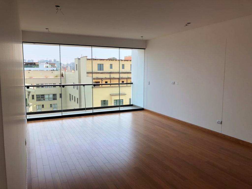 Vendo Departamento de 227 m², con Terraza Amplia, en Zona Tranquila de Miraflores