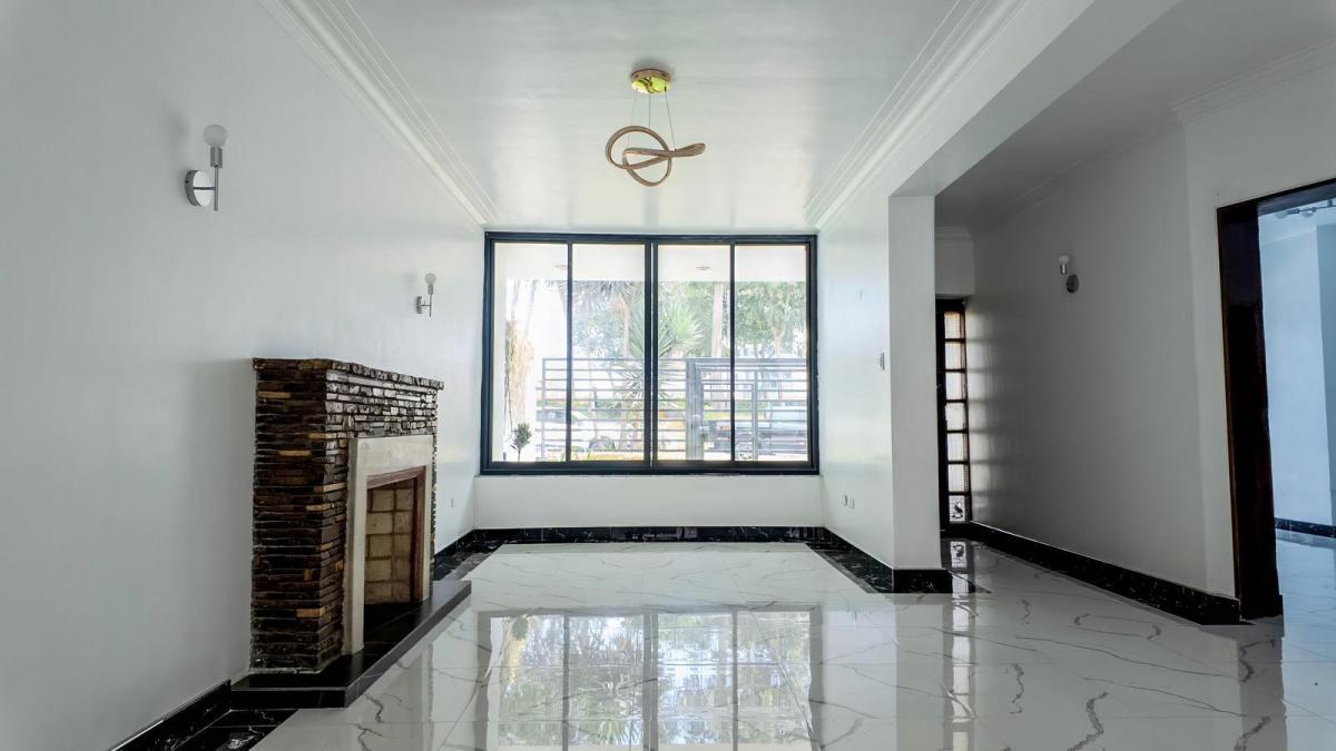 Residencia Exclusiva en Miraflores – 255 m² con Jardines Privados | Armendáriz
