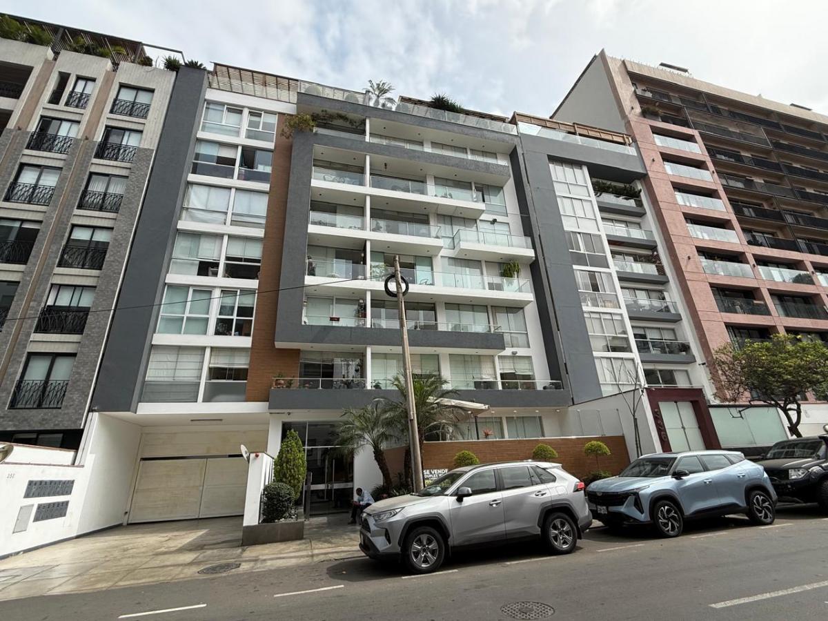 Venta de Departamento Primer Piso, con Terraza, Cerca Al Malecon Miraflores