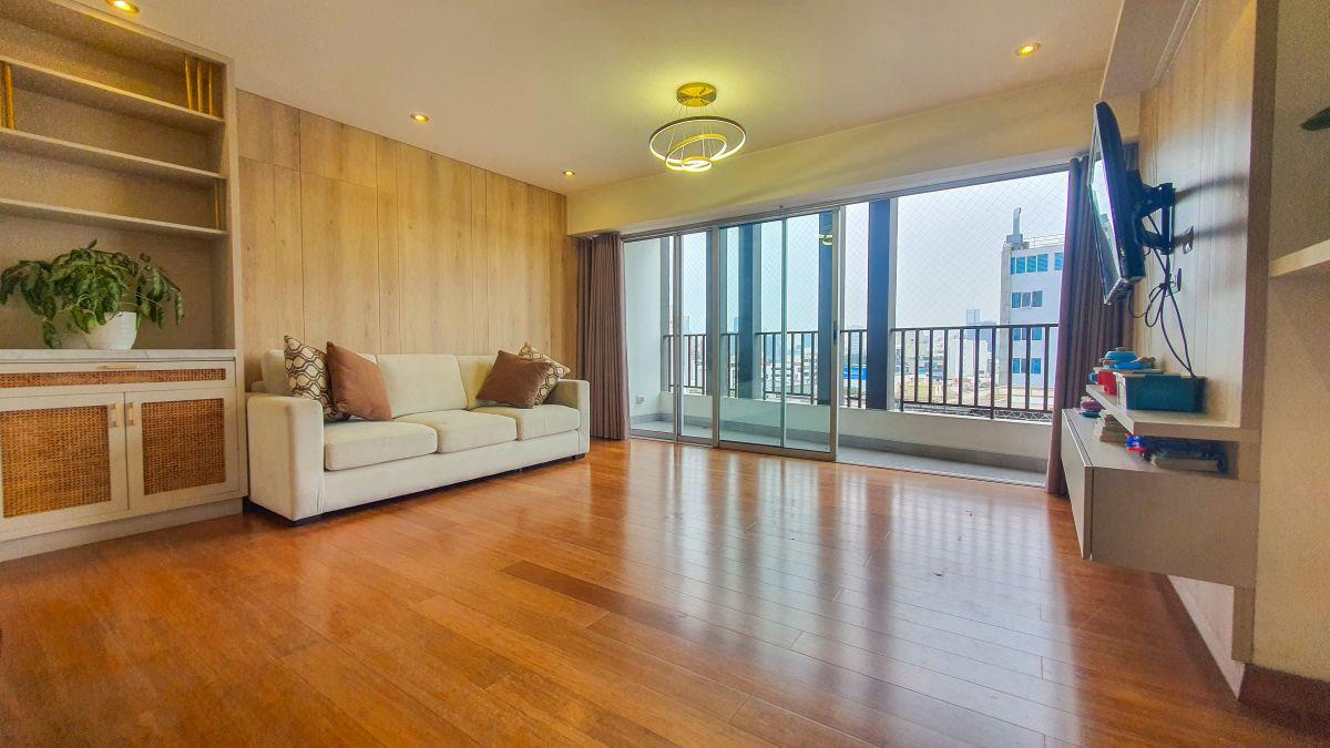 Moderno Flat de 3 Dormitorios Vista a La Calle en San Borja Limite con San Isidro