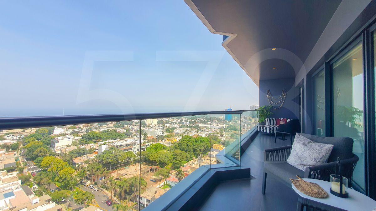 Lujoso Flat de 4 Dormitorios Vista Al Golf y Al Mar en San Isidro