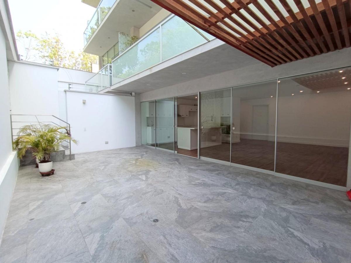 Vendo Departamento de 4 Dormitorios y Terraza con Salida a Parque, San Isidro