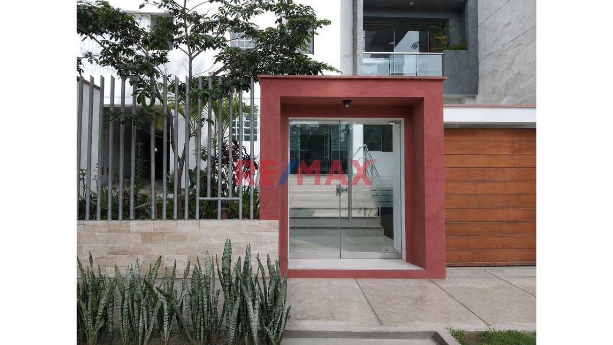 ¡Exclusivo Penthouse Dúplex con Terraza Amplia en San Isidro!