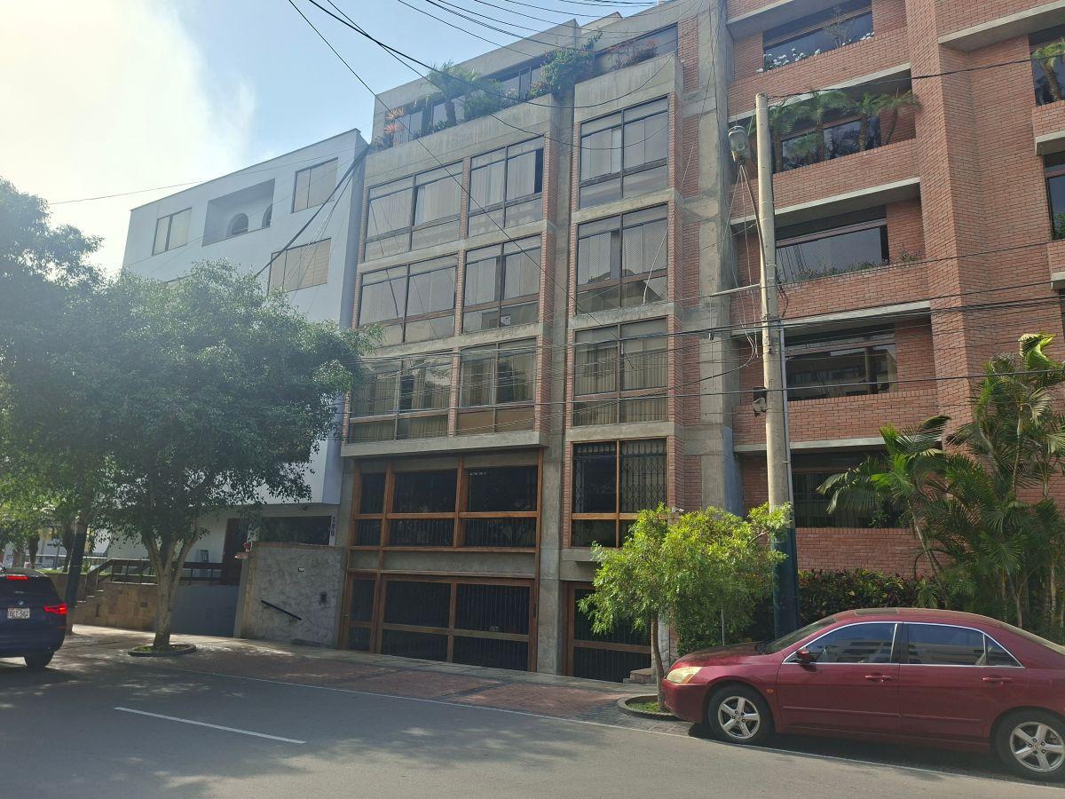 Lindo y Funcional Duplex, en Una de Las Zonas Mas Lindas Limite de San Isidro con Moraflores.