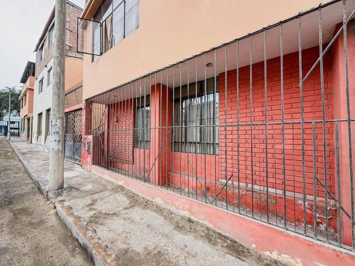 Amplio Departamento de 160 m² con Jardín Privado a Media Cuadra de Reniec – San Juan de Miraflores