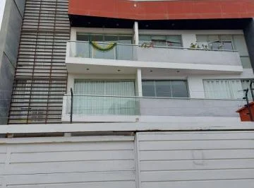 Vendo o Alquilo Triplex en Urbanización Los Rosales
