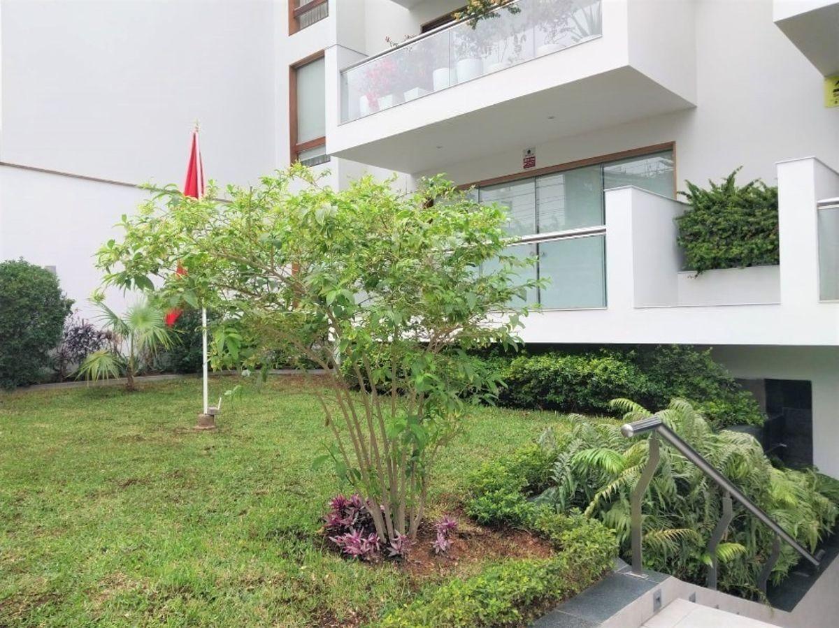 Excelente Flat 1er Piso Frente a Parque en Surco