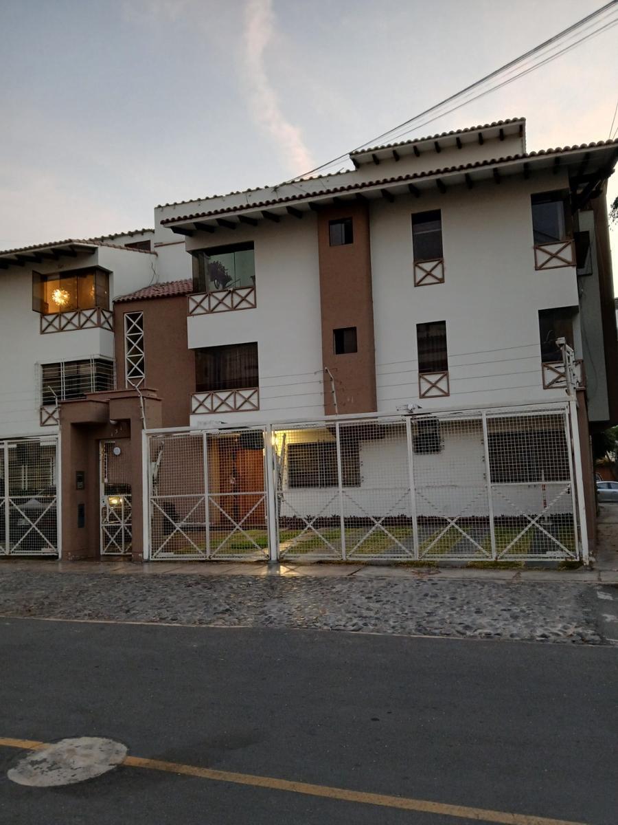 Departamento Urb. Las Gardenias, 1er. Piso, 3 Dorm. 1 Cochera