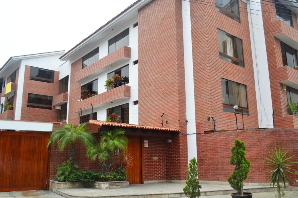 Vendo Amplio Departamento en Santiago de Surco / 2 Cocheras Depósito