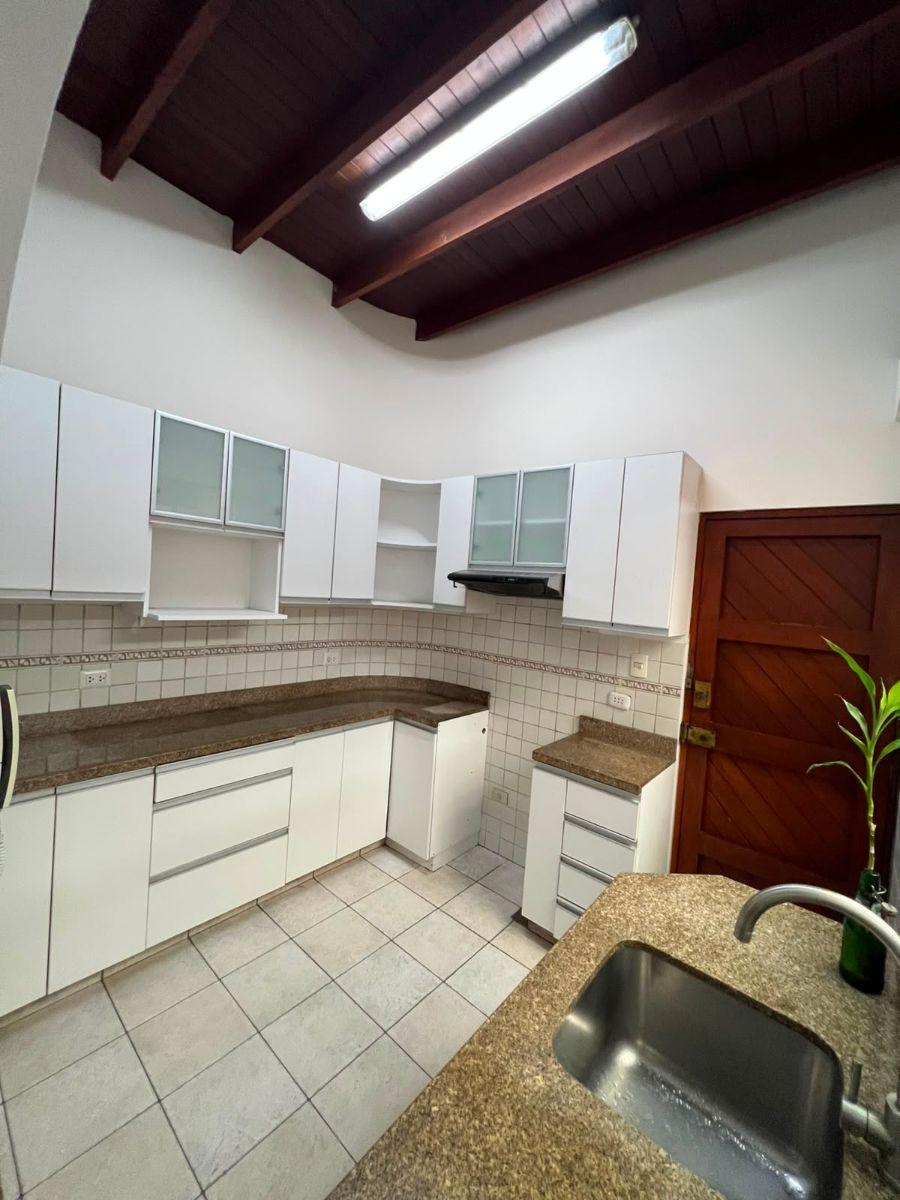 Amplio Departamento con Techos Altos, Balcón y Cochera | Las Casuarinas Baja, Surco