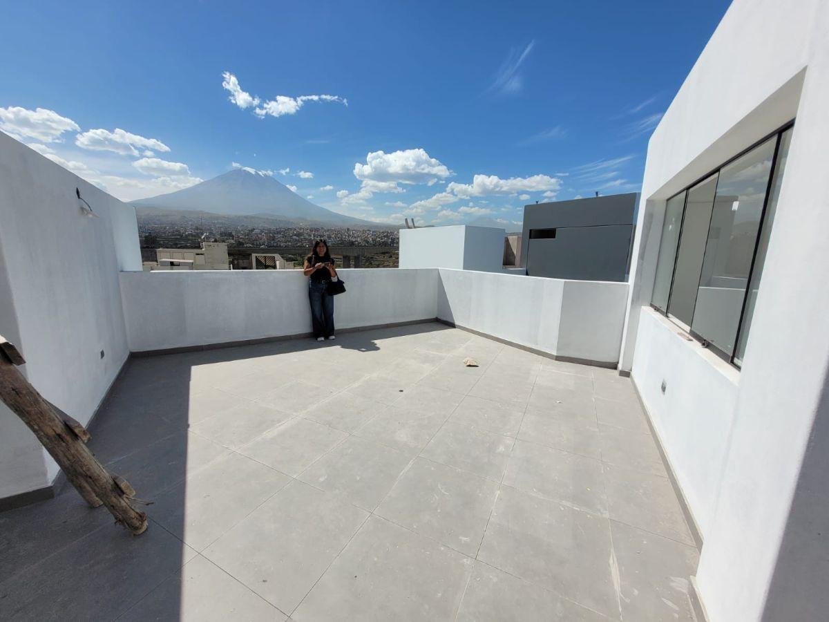 Se Vende Moderno Duplex con Exelentes Vistas en Urb. Privada, a 3 Cuadras del Club Internacional