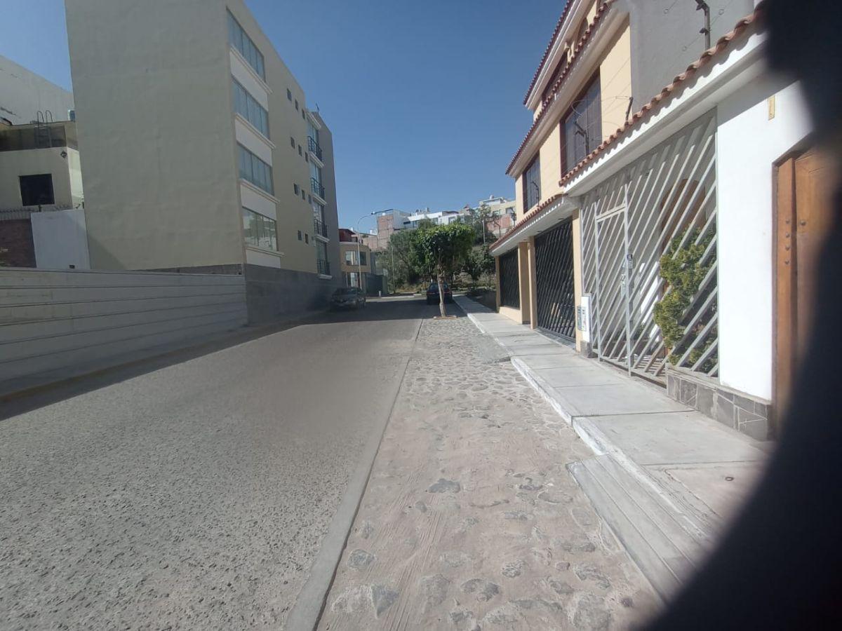 Se Vende Amplio Terreno en Urb. Los Angels de Cayma