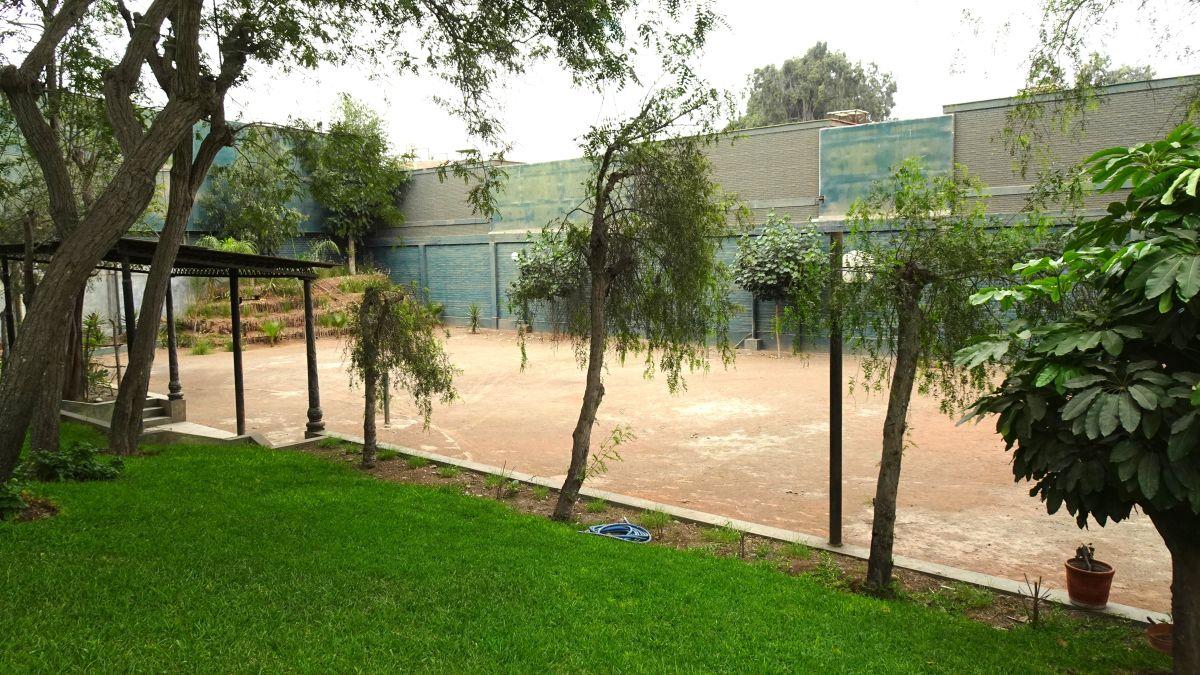 Terreno con Casa Al Centro. Cancha de Tenis, Piscina, Areas Verdes. 10 Estacionamientos. 3450 m²
