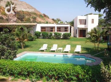 Venta de Terreno con Casa de Campo Rodeada de Jardines y Árboles Frutales
