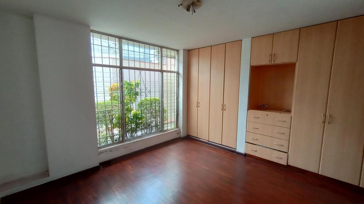 Dpto. en 1er. Piso, 500 m² de Terreno, 6 Cocheras, Jardin, 5 Dorm. 5 Baños