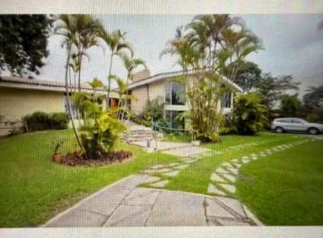 Magnífica Residencia con Jardines y Piscina a Precio de Terreno