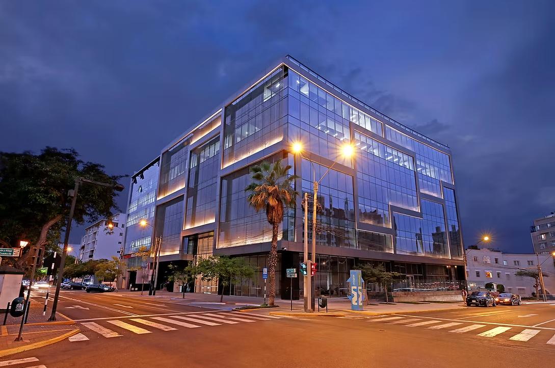 Oficina Corporativa de 462 m² con Vista a La Avenida en Zona Empresarial de San Isidro