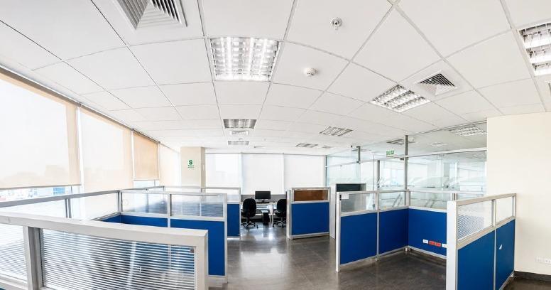Oficina Implementada en El Corazón de San Isidro y Frente a Parque