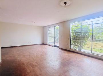 Oficina Comercial en Surco con 5 Ambientes, Jardín y Excelente Conectividad