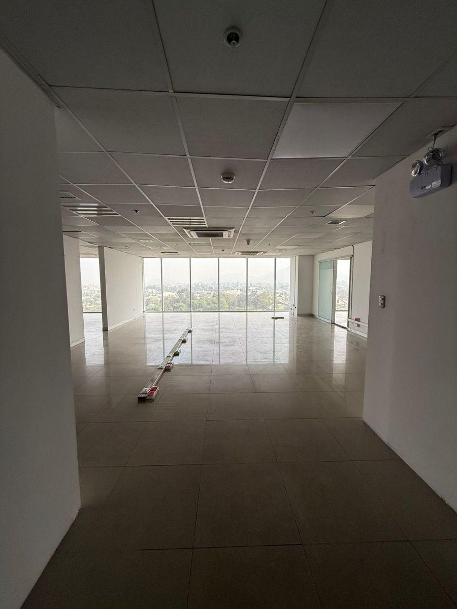 Oficina de 1537 m² Implementada y Vista a Javier Prado en Santiago de Surco