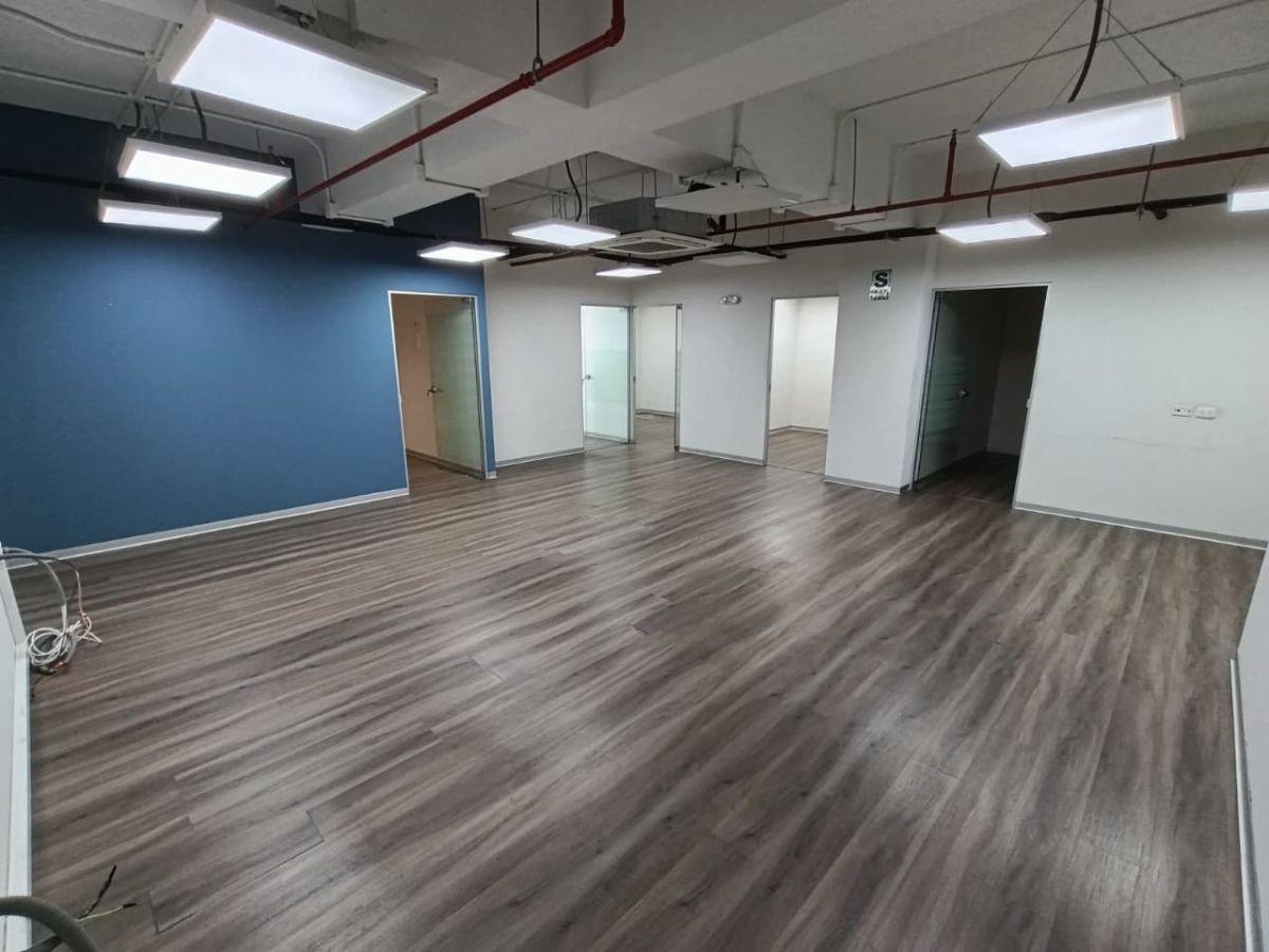 Oficina Corporativa de 275 m² Implementada con Divisiones en Santiago de Surco