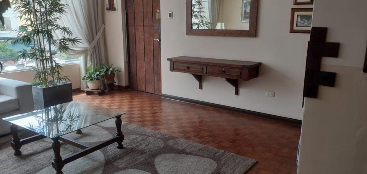 Venta de Oficina en Surquillo 4 Oficinas. 2 Baños Completos y Arriba un Depósito