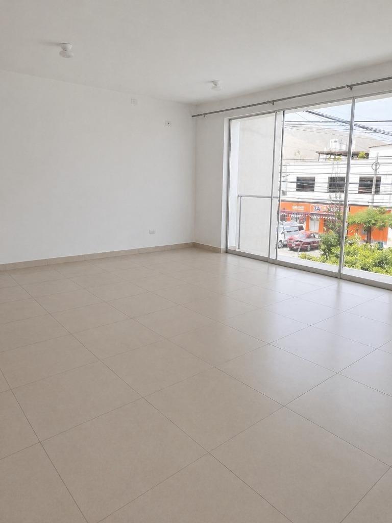 Alquilo Local Comercial en Av. Samoa - 2do Piso - Zona Cz (49 M²)