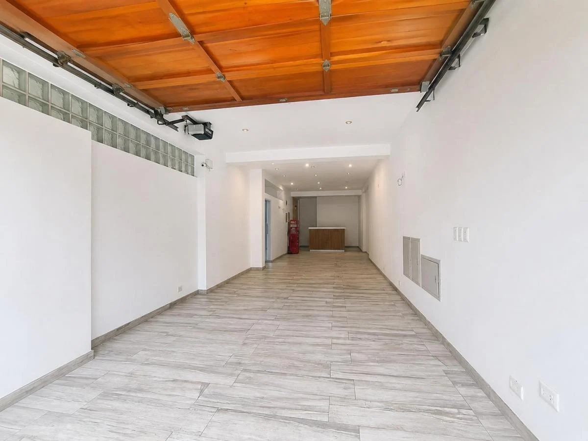 Alquilo Estratégico Local Comercial en 1er Piso: 279 m² con Zonificación Cm y Alta Exposición
