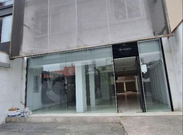 Local Comercial - Amplia Área de Exhibición - Moderno