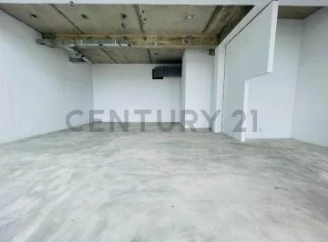 Alquiler Local Comercial en San Isidro Primer Nivel con Mezzanine Vista a Plaza