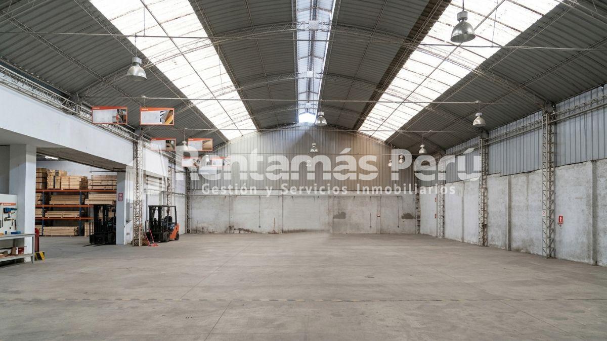 Local Comercial en Alquiler de 1, 900 m² Av. Canto Grande - S. J. l.