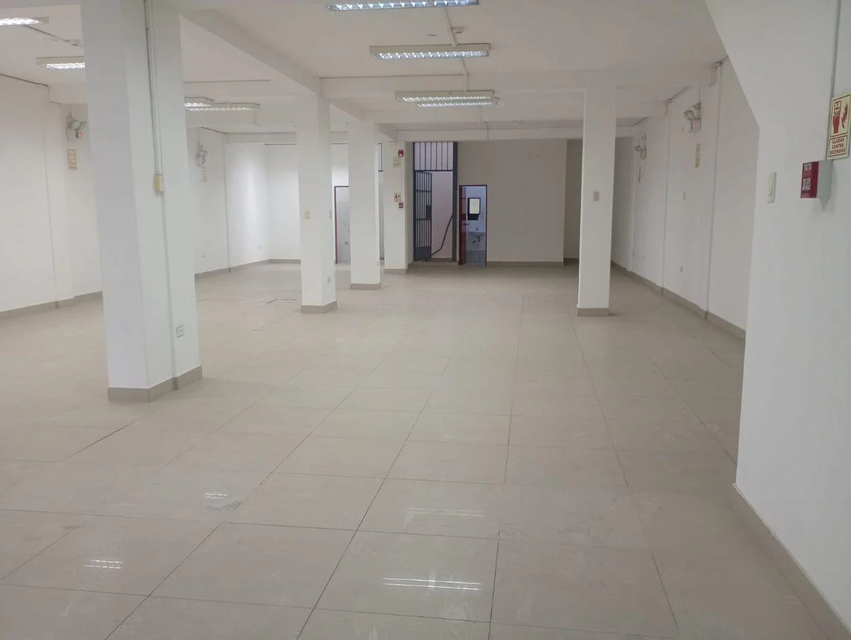 Alquilo Estratégico Local Comercial | Máxima Exposición, Planta Libre y Zonificación Cz | 170 m²