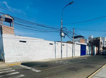 Excelente Local Comercial en Esquina Ideal Para Colegios, Taller de Autos, Etc.