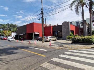 Alquiler - Local Comercial de 2 Pisos y Amplio Estacionamiento