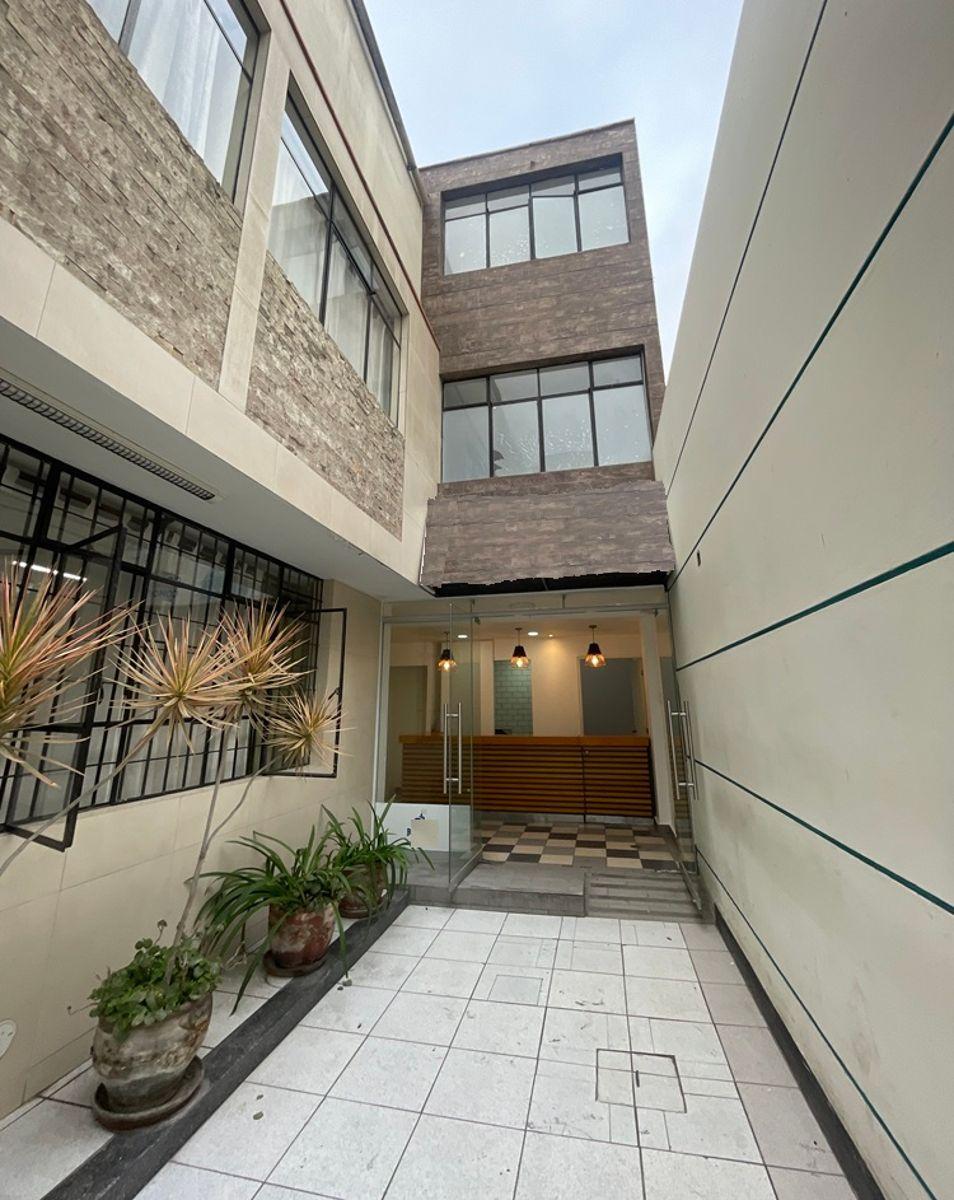 Amplio Local Comercial en Alquiler