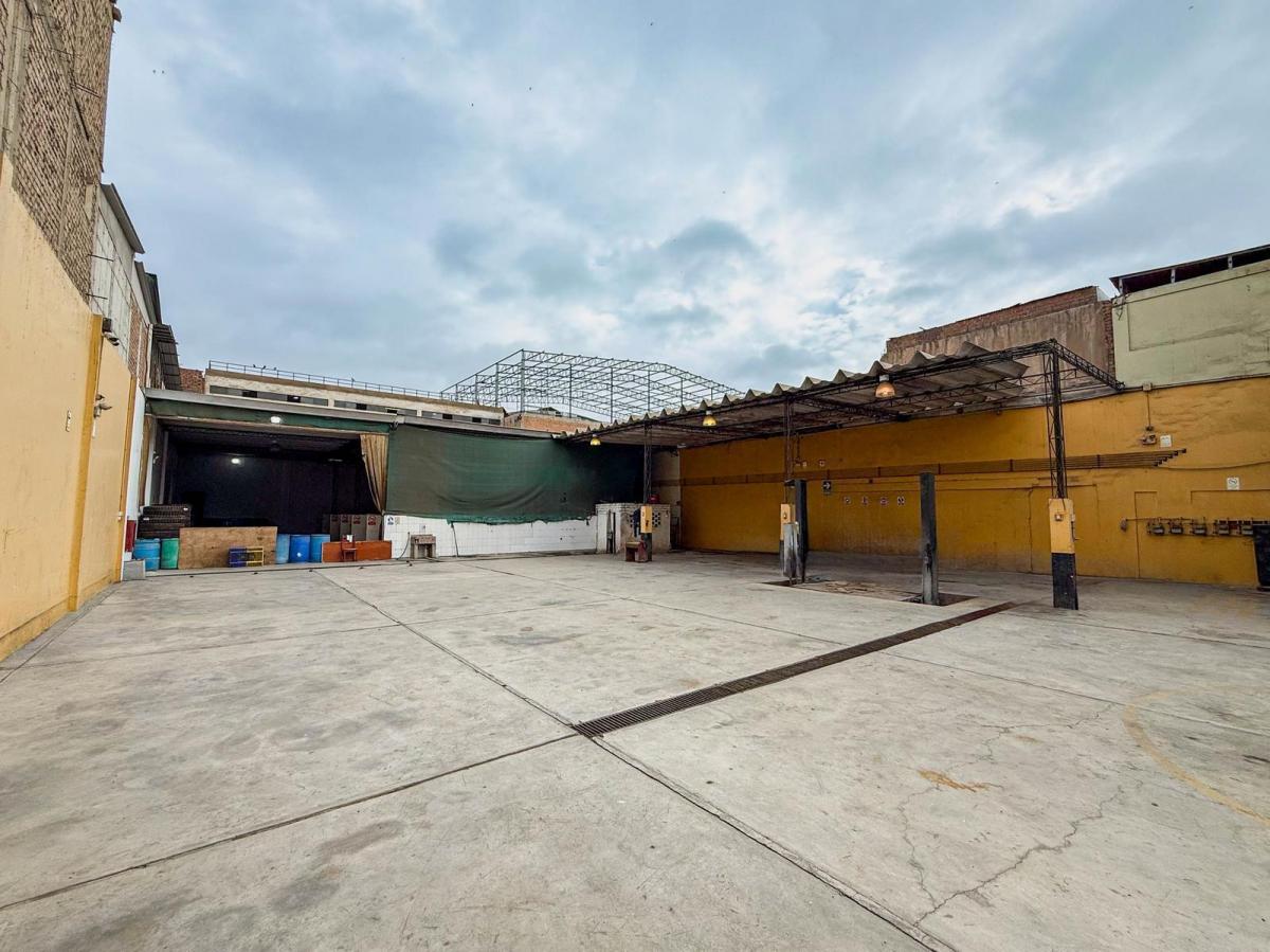 Venta Local Comercial en Urb San Remo Cerca Av Argentina / Av Dueñas