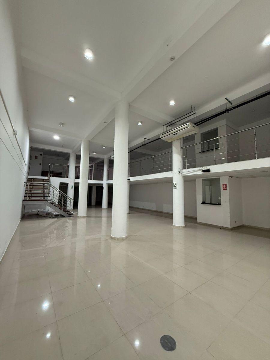 Local Comercial de 463 m² con Mezanine, Azotea y Frente a La Venida Arenales en Lince