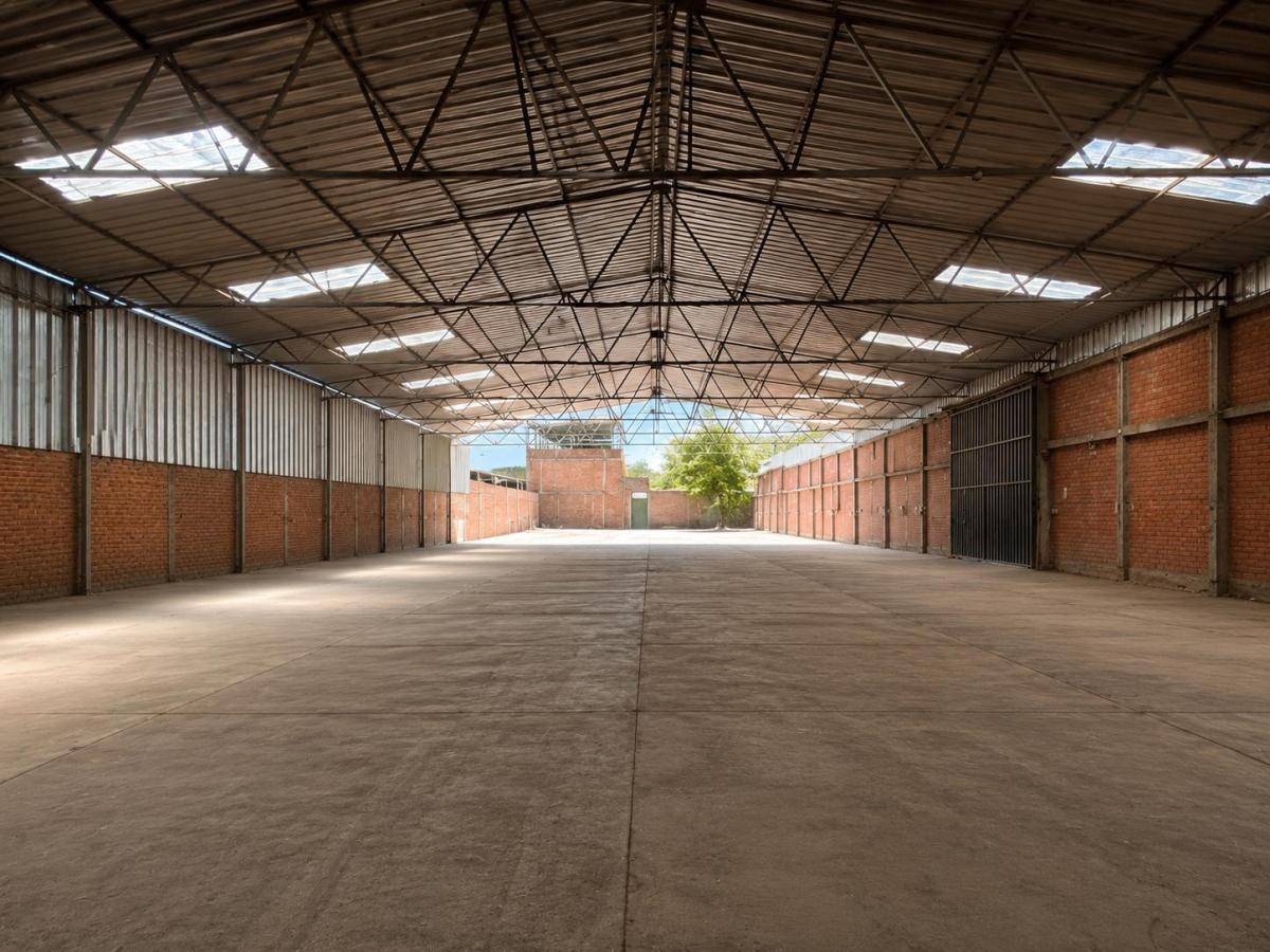 Venta de Local Industrial a 3 Cuadras de La Av Guardia Civil